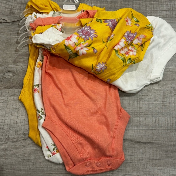 NWT 0-3 months baby girl 5-pack short sleeve onesies and 2 matching pants - Picture 5 of 8